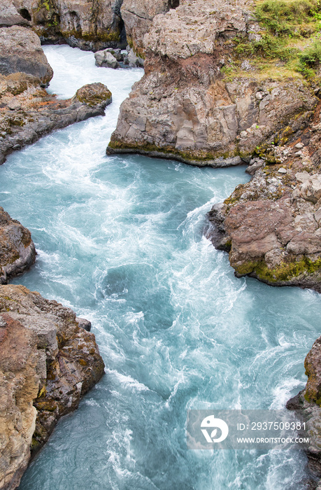 冰岛Hraunfossar和Barnafoss瀑布沿岸的河流