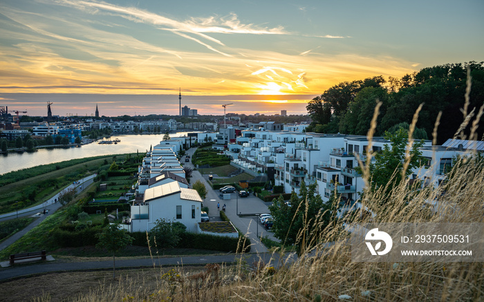 Phönixsee und Skyline Dortmund im Sonnenuntergang