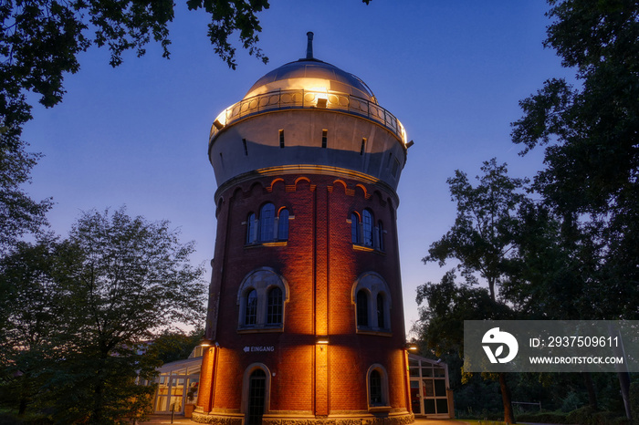 Historischer Wasserturm in einem Park in Mülheim-Ruhr