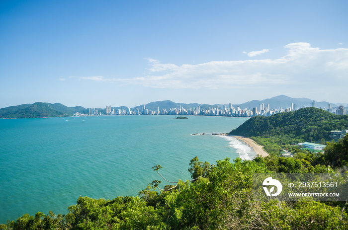 Praia com metrópole ao fundo, Balneário Camboriú, Brasil