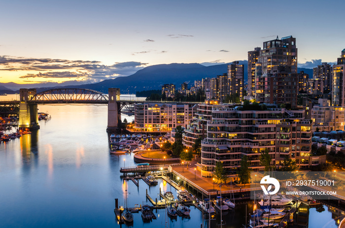 温哥华市中心和黄昏的英国湾。加拿大不列颠哥伦比亚省。
