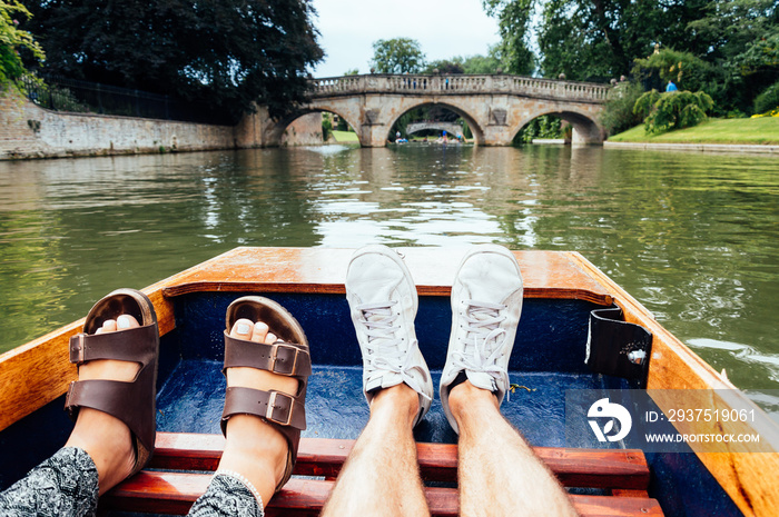 在剑桥，一男一女在河里划船。专注于双脚。