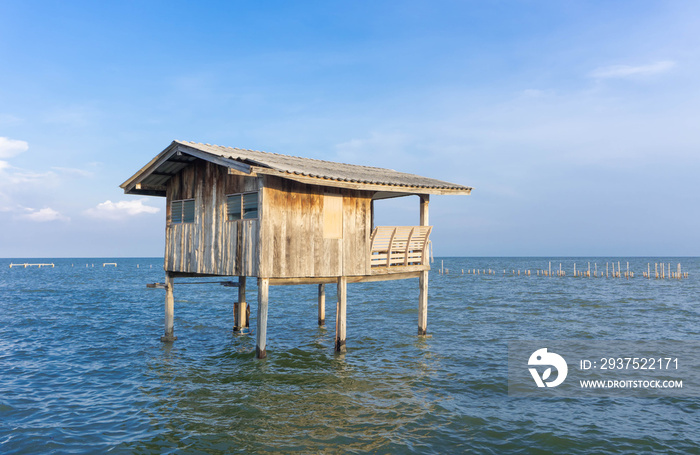 海边碧蓝的海水中高跷上的木屋，f渔村的家园