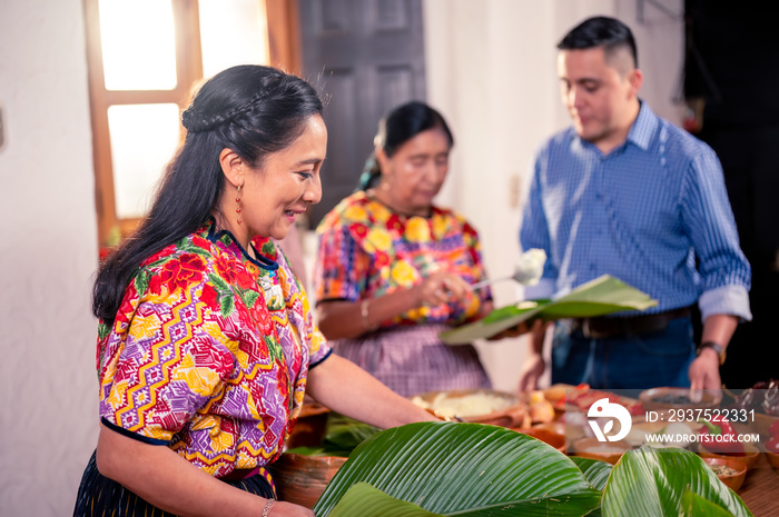 Madre enseña a su hijo a cocinar. Familia Guatemalteca cocinando.