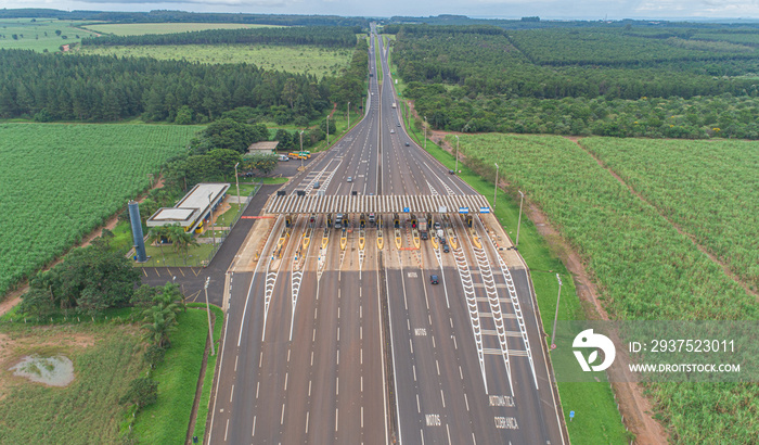 空中图像高速公路收费广场和限速，自动收费车道视图，不停车。