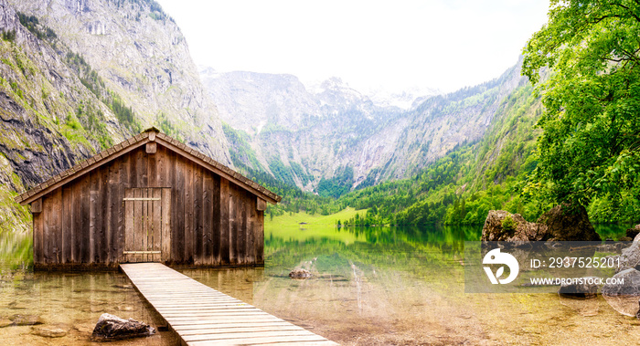 alte Fischerhütte in den Alpen am Obersee bei Sonnenlicht