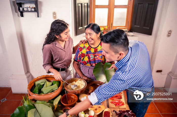 Madre e Hijos se divierten mientras cocinan.