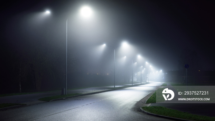 夜晚雾中一条空荡荡的高速公路。路标特写。黑暗的城市景象，城市景观。Ri