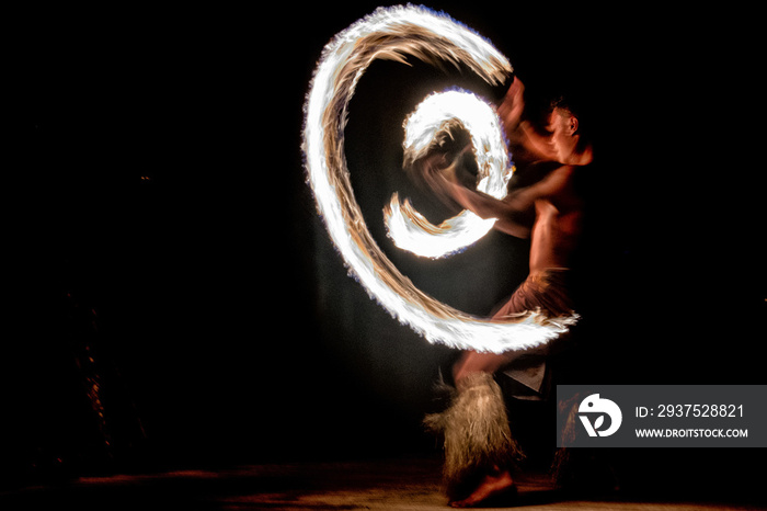 火舞库克群岛波利尼西亚舞者与火焰之杆