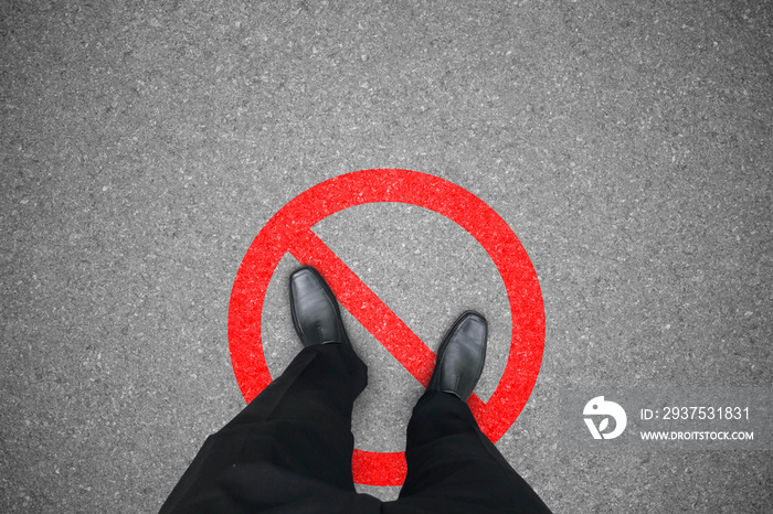 穿着黑鞋子的商人站错了禁止和不允许的地方