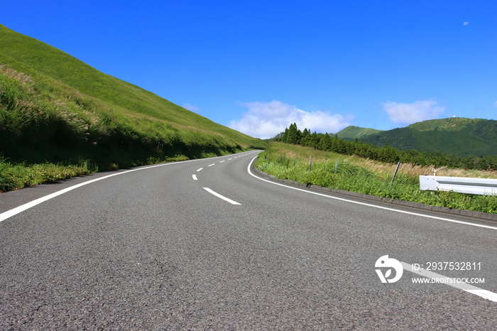 草原の中の道路