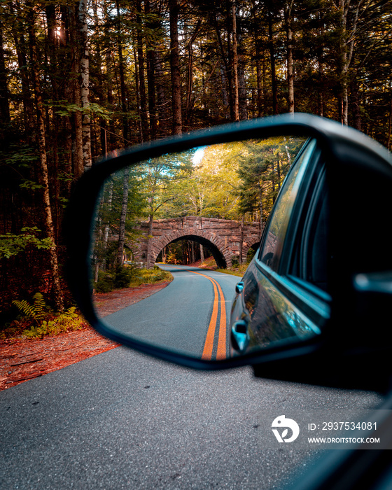 阿卡迪亚国家公园的一座历史悠久的桥，在汽车的侧视镜中。