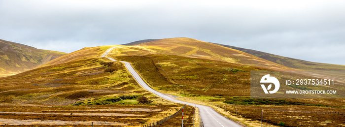 Cairngorms国家秋季穿过亮黄色和棕色高地的风景优美的高速公路