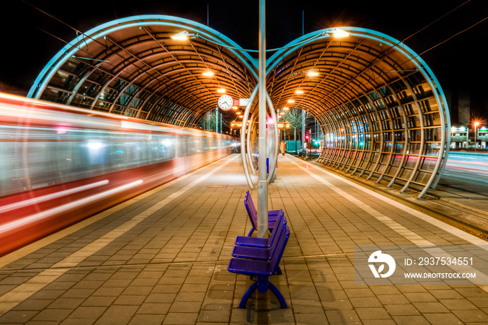 Bahnhof mit einfahrendem Zug