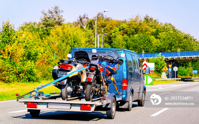 斯洛文尼亚公路反光带摩托车的迷你面包车