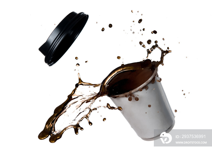 热咖啡纸杯溢出的咖啡在白色背景上产生飞溅。