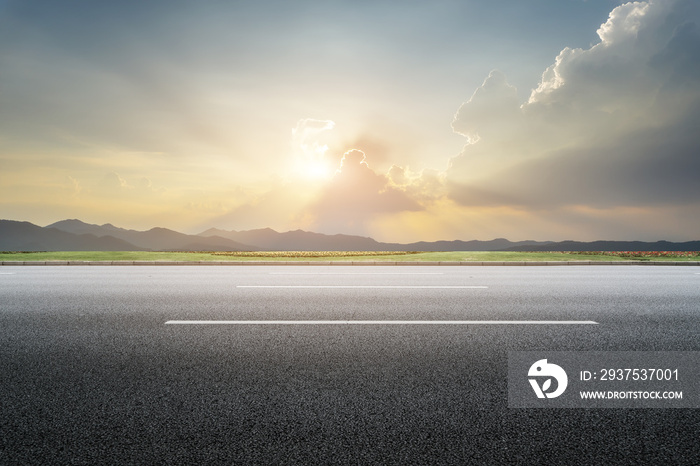 空旷的道路、地面和天空、云朵