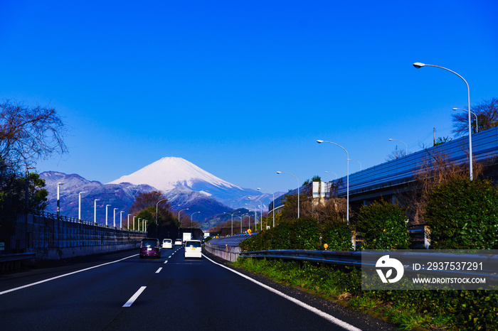 富士山を正面に東名高速道路を自動運転で走行するシーン【ドライブで国内旅行のイメージ】