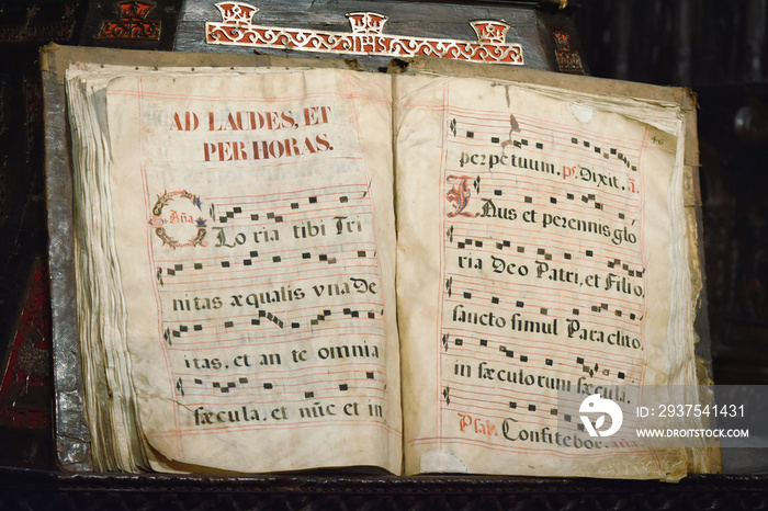 Antiguo libro códice escrito en latin con partitura musical de canto gregoriano, Ad laudes, et per h