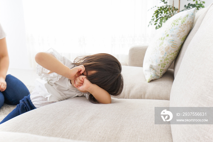 部屋で寝る子ども