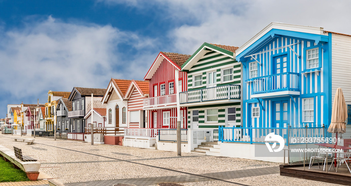 Casas às riscas coloridas e brancas, típicas da Costa Nova em Aveiro, Portugal