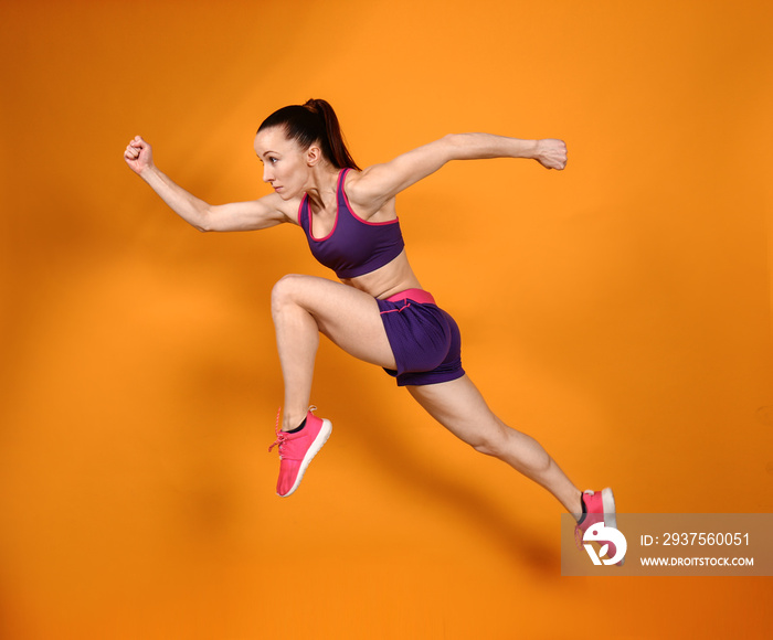 彩色背景下的运动型跑步女性