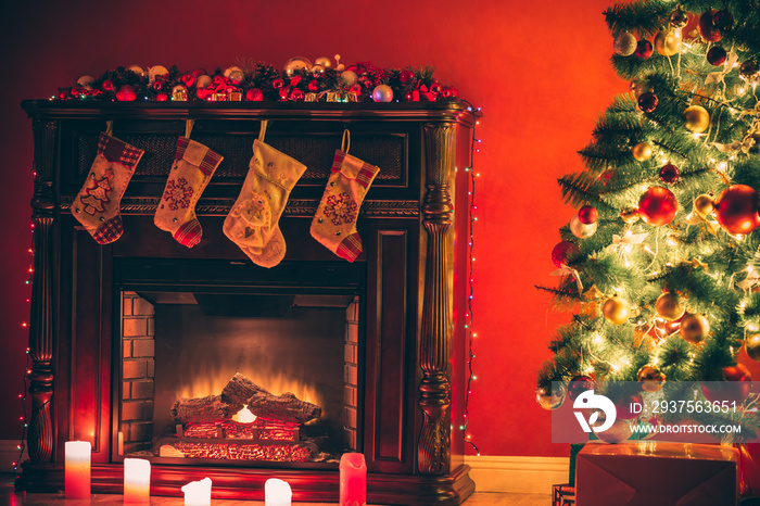 美丽的新年房间，装饰有圣诞树、礼物和带发光灯的壁炉