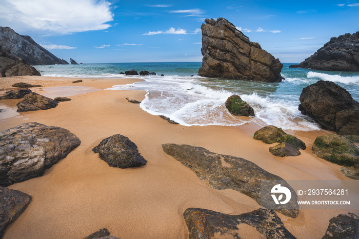 Adraga海滩上的岩石-葡萄牙Adraga Sintra草原
