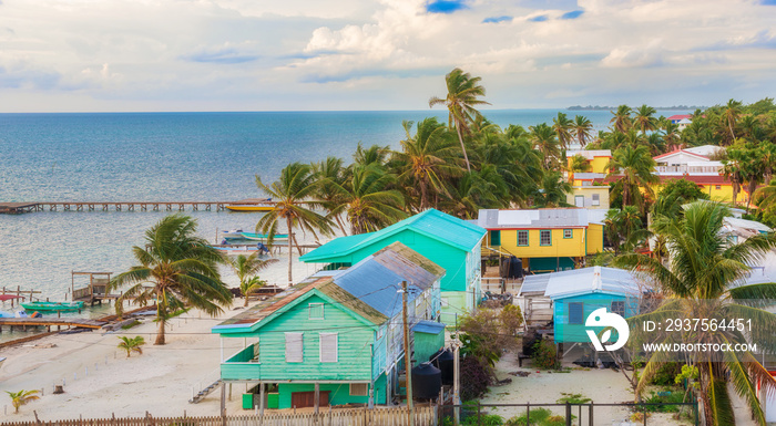 木制码头的鸟瞰图和Caye Caulker伯利兹加勒比海的海景。