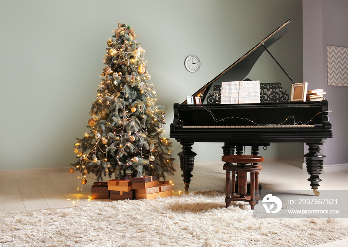 圣诞装饰房间里的大钢琴