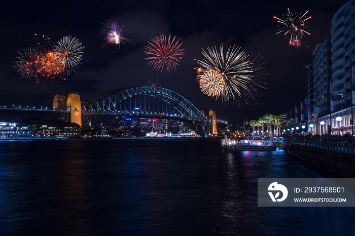悉尼歌剧院和海港大桥上的美丽烟花表演。大规模的庆祝概念