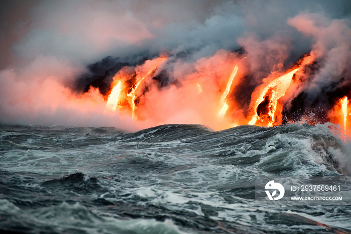 日出时夏威夷大岛上流入太平洋的熔岩
