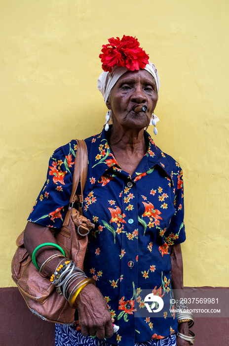 古巴哈瓦那老太太抽着一支大雪茄