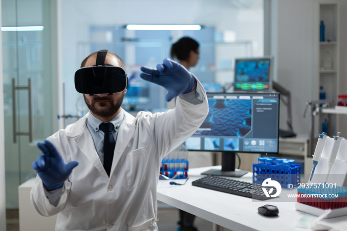 化学家研究员在医疗实验中使用虚拟现实耳机分析疾病发展