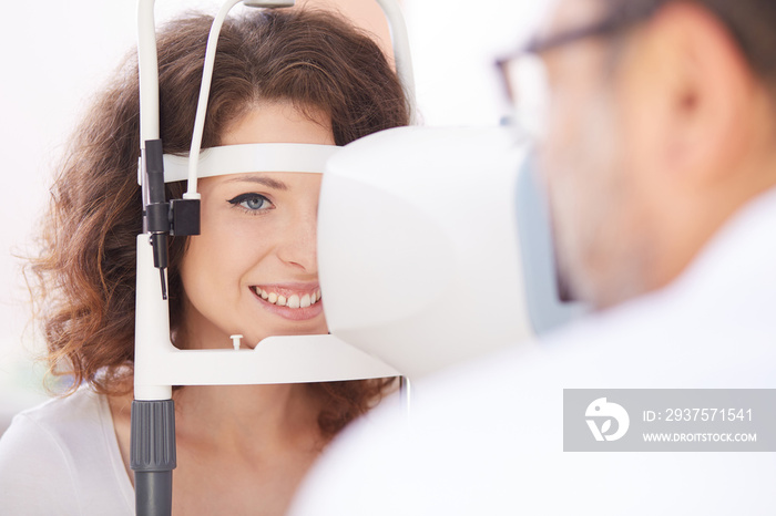 验光师为患者做视力测试