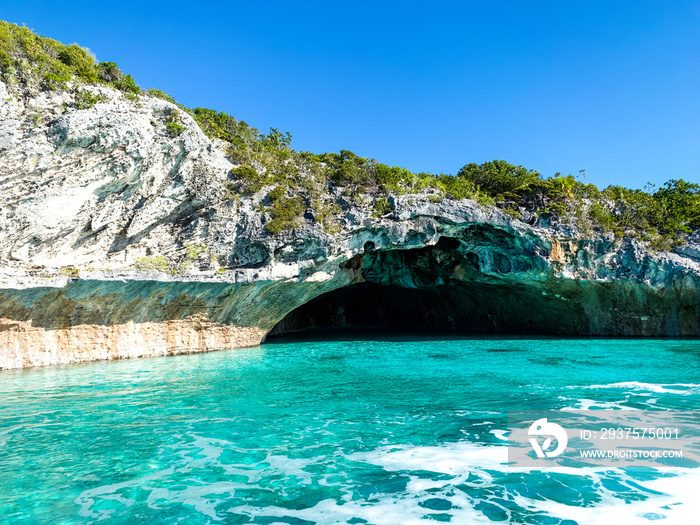 Traumhafte Grotte auf den Exuma Inseln, Bahamas