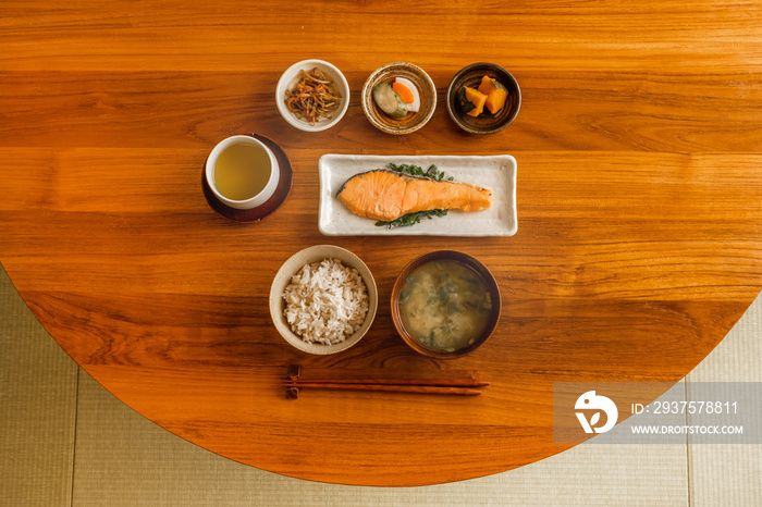 一般的な朝食　Typical Japanese breakfast