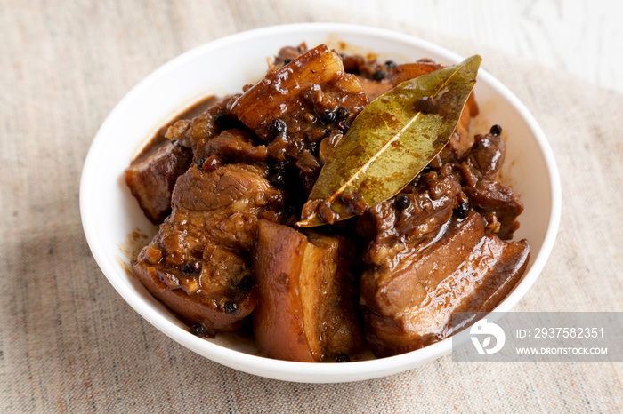碗里的自制菲律宾阿多波猪肉，侧视图。特写。