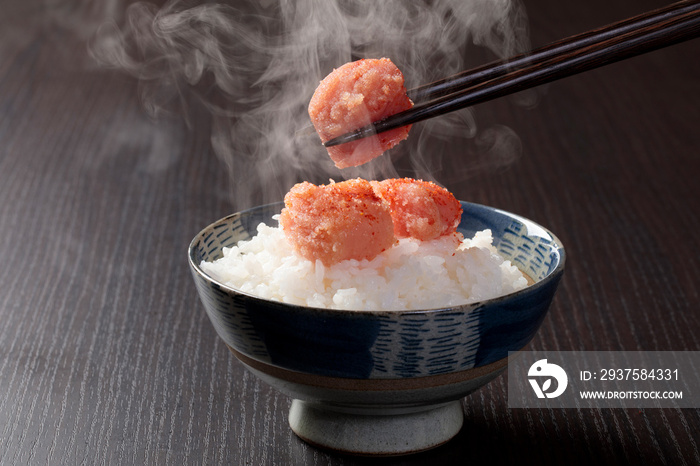 湯気がたつご飯に辛子明太子