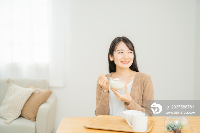 ヨーグルトを食べる女性