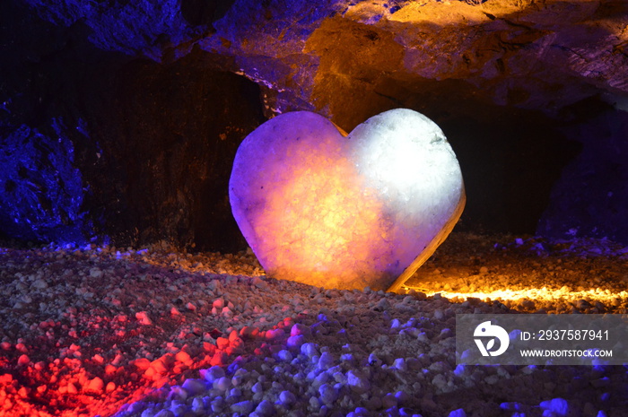 由盐制成的心脏雕塑，哥伦比亚内莫康盐矿