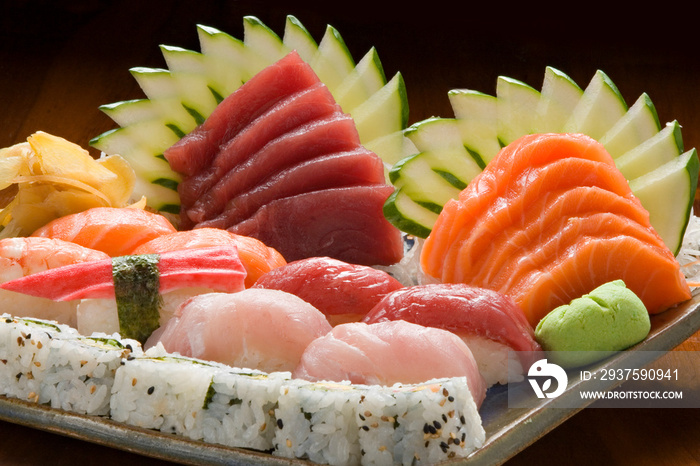 comida japonesa, sushis e sashimis de salmão e atum, fundo escuro