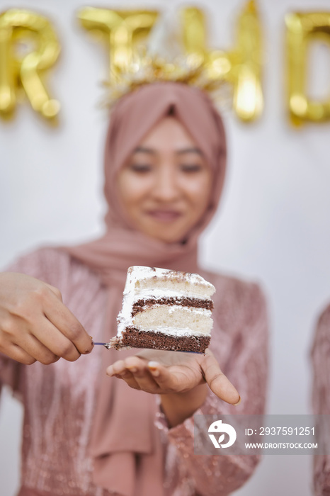 印度穆斯林妇女在家庆祝生日