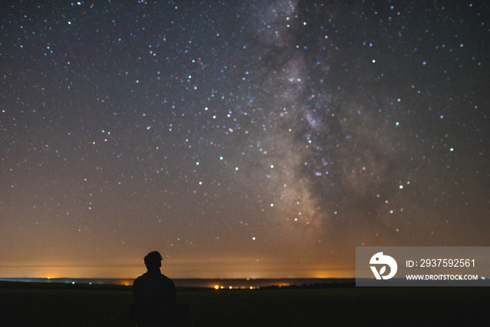 人类在我们的银河系、银河系、夜星景观的中心