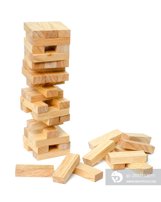 白色背景上的方块木游戏（jenga）。