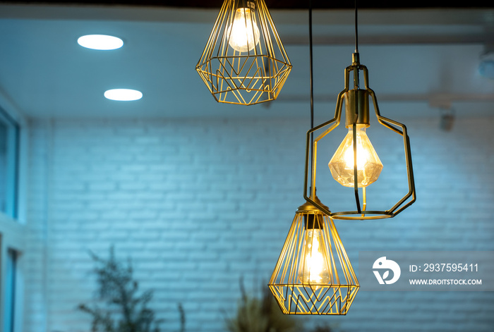 咖啡店里的暖灯泡，用复制空间获取和构思概念。