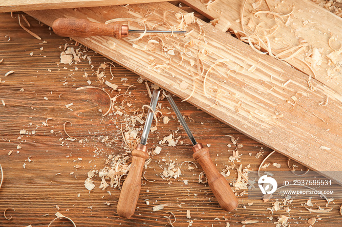 木工车间的凿子、木板和锯末