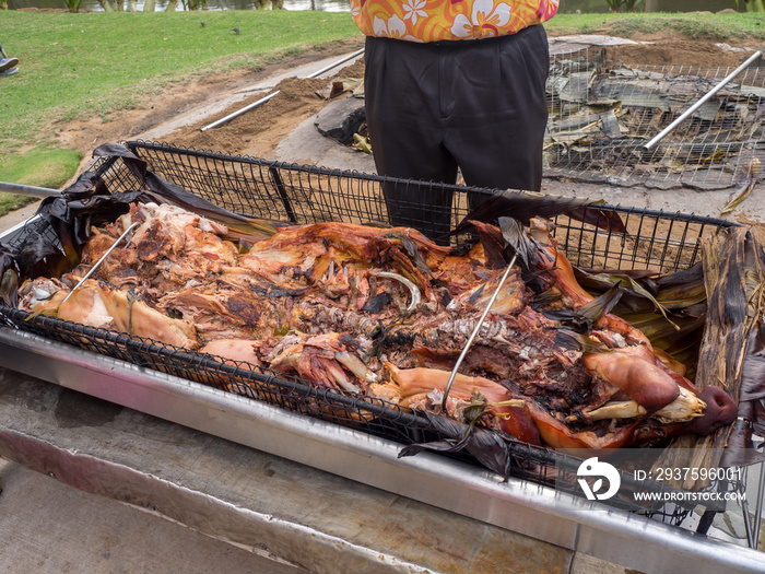 刚从地坑和夏威夷夏威夷烤肉中取出的猪。卡卢亚风格的猪是夏威夷烤肉的主食。