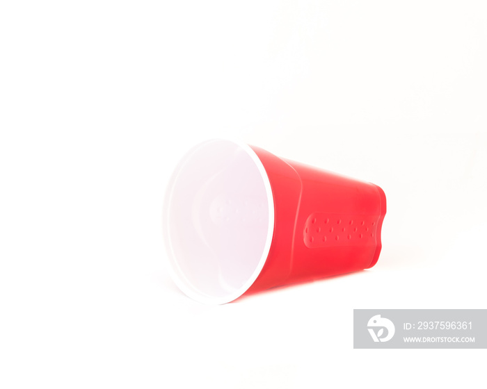 工作室拍摄了一个白色背景隔离的一次性聚会杯。红色野餐杯回收杯关闭-