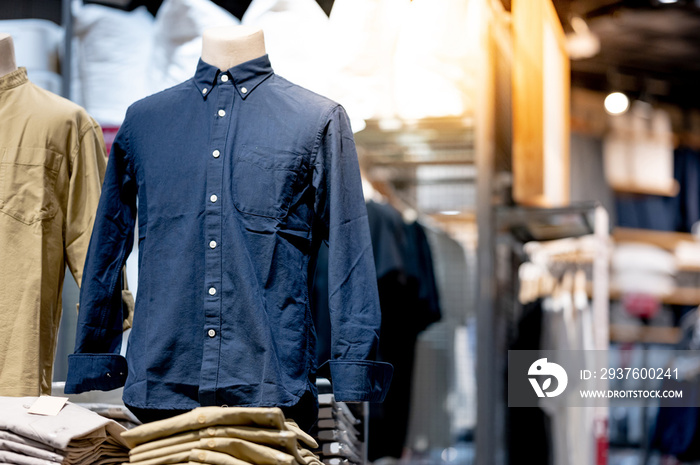 时尚棉质男士衬衫在服装店的人体模型上展示。夏季系列时尚产品samp